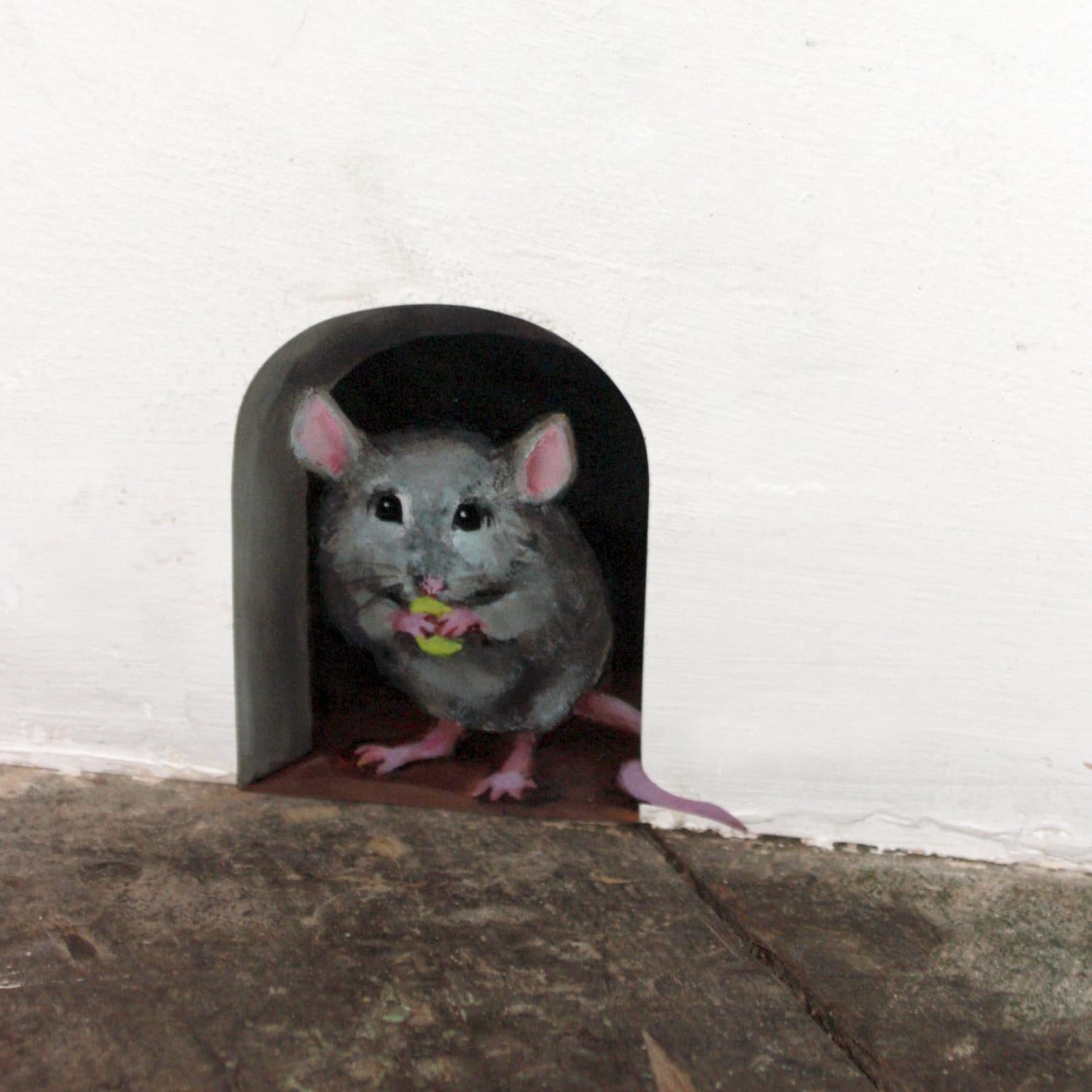 fabric wall decal featuring a mouse holding a piece of cheese i a mouse hole
