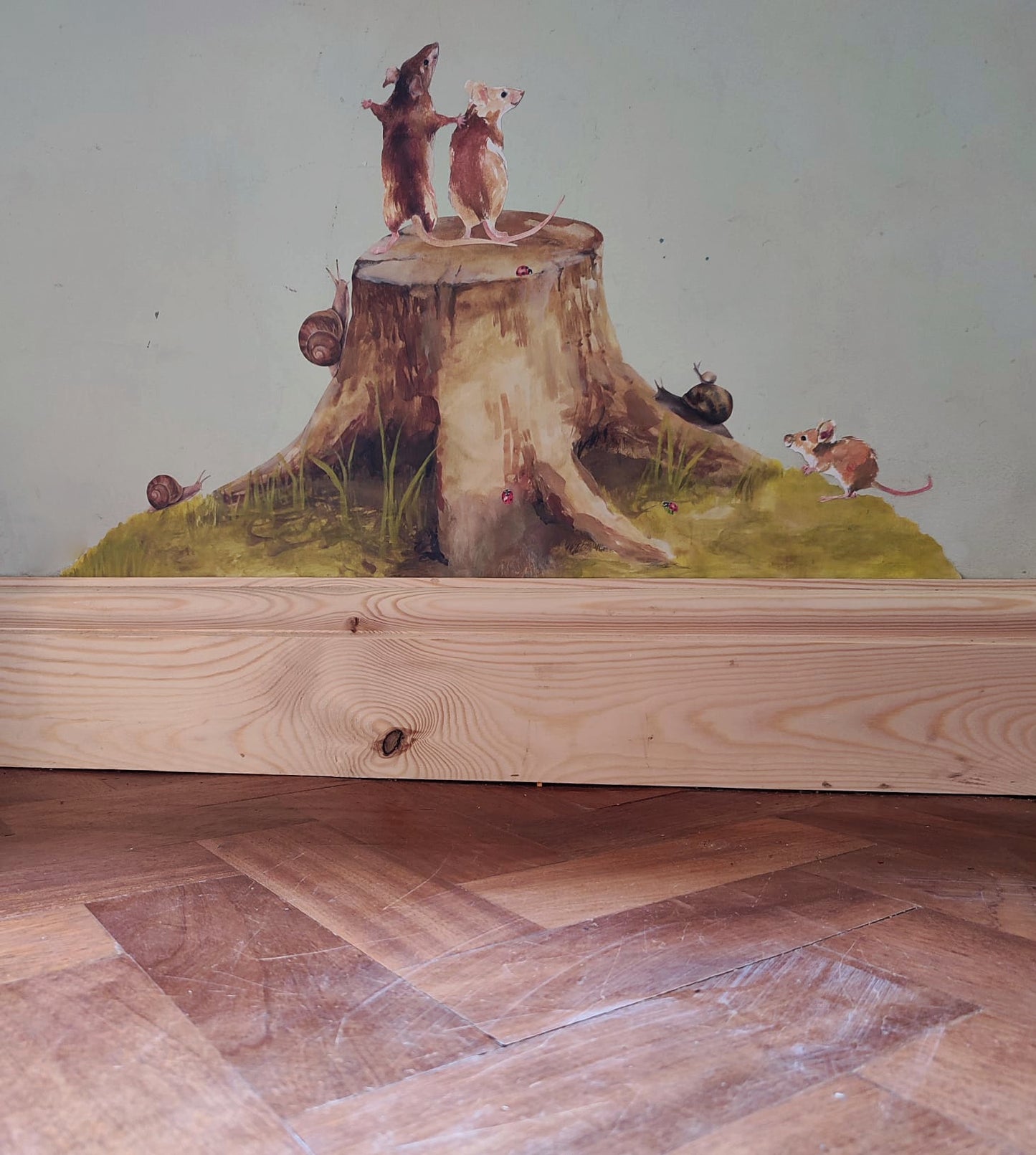 tree stump set with snails, mice and ladybirds